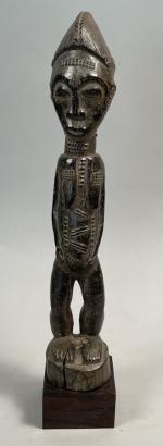 CÔTE d'IVOIRE. Statuette Baoulé en bois à patine marron foncé...