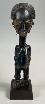 CÔTE d'IVOIRE. Statuette Baoulé en bois à patine noire luisante...