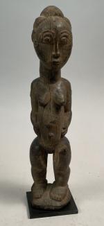 CÔTE d'IVOIRE. Statuette Baoulé en bois érodé. H. 34,5, L....