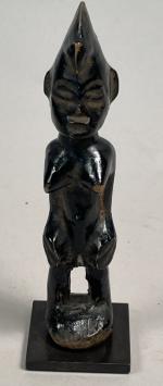 CÔTE d'IVOIRE. Statuette Sénoufo en bois à patine noire luisante...