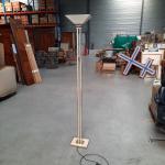 LAMPADAIRE halogène en laiton. H: 183 cm
Travail moderne.