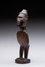 CONGO. Statuette Kongo en bois à patine brun foncé, avec...
