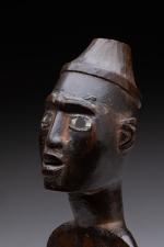 CONGO. Statuette Kongo en bois à patine brun foncé, avec...