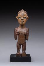 CONGO. Statuette Vili en bois à patine brun clair et...