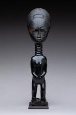 CÔTE d'IVOIRE. Statuette Baoulé/Agni en bois à patine noire luisante,...