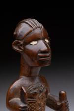 CONGO. Statuette Bembé en bois à patine brun foncé, scarifications...