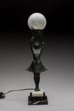 Lampe de style Art déco à décor d'une danseuse portant...