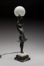 Lampe de style Art déco à décor d'une danseuse portant...