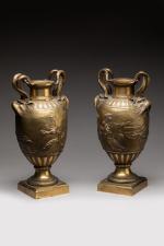 Paire de vases cratère en bronze à patine dorée à...
