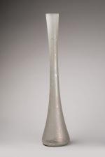 Important vase de forme soliflore en verre granité à irisations....