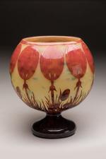 Le verre français
Vase de forme boule sur piédouche modèle «...