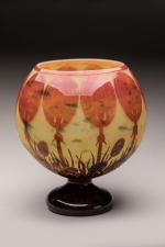Le verre français
Vase de forme boule sur piédouche modèle «...