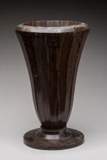 Années 1930-40
Vase décoratif de forme ouverte sur piédouche en ébène...