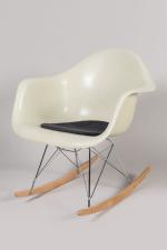 Ray (1912-1988) et Charles (1907-1978) Eames 
Rocking-chair à coque beige...