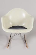 Ray (1912-1988) et Charles (1907-1978) Eames 
Rocking-chair à coque beige...