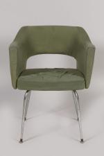 Années 1950
Fauteuil confort à garniture en tissu vert et dossier...