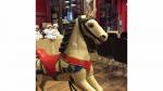 Beau cheval de manège en bois peint dressé sur ses...