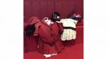 Ensemble ancien manteau lainage rouge (44x20 cm) à galons noirs...