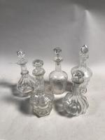 Cinq carafes en cristal et verre taillés. Epoque XIXème siècle....