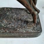 D'après Alfred DUBUCAND (1828-1894)
LEVRIER en bronze patiné. Porte une signature...