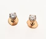 Une paire de BOUTONS d'oreilles en or jaune 750/°°et diamants...