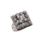 BAGUE carré en or gris 750/°° sertie de diamants taillés...