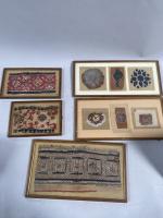 Cinq PIECES ENCADREES contenant des fragments de tissus anciens coptes?.....