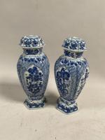 Paire de VASES en porcelaine blanc-bleu. Chine, époque XVIIIème siècle....