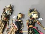 3 marionnettes anciennes indonésiennes, tête en bois taillée peint sculpté,...