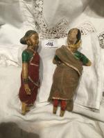 2 poupées jeunes femmes ou couple hindou, en bois/composition, vêtements...