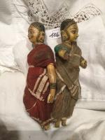 2 poupées jeunes femmes ou couple hindou, en bois/composition, vêtements...
