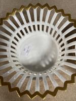 Une CORBEILLE tripode en porcelaine de Paris à décor d'un...