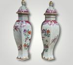 CHINE, paire de vase en porcelaine polychrome à décor de...
