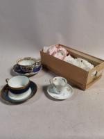 Onze tasses et treize soucoupes en porcelaine, XIXè siècle
On y...