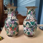 Paire de VASES de forme balustre en porcelaine de Nankin...