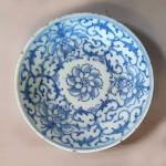 ASSIETTE en porcelaine blanc bleu à décor floral. Chine. Marque...