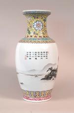 Vase balustre en porcelaine émaillée polychrome, à décor d'un paysage...