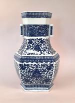 Vase hexagonal en porcelaine bleu blanc, à décor de fleurs...