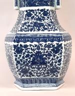 Vase hexagonal en porcelaine bleu blanc, à décor de fleurs...