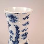 Vase Gu en porcelaine bleu blanc, à décor de dragons...