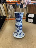 Vase Gu en porcelaine bleu blanc, à décor de dragons...