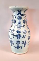 Vase balustre en porcelaine, à décor en bleu blanc sur...