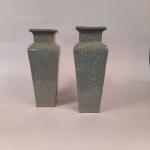 Paire de vases quadrangulaires en céramique émaillée céladon craquelé. 
Chine,...