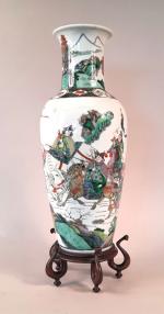Vase balustre en porcelaine et émaux de la famille verte,...