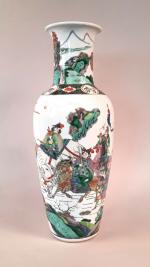 Vase balustre en porcelaine et émaux de la famille verte,...