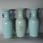 Chine. Paire de vases en porcelaine de forme balustre à...