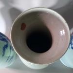 Chine. Paire de vases en porcelaine de forme balustre à...