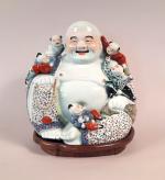 Sujet en porcelaine et émaux polychromes, représentant Bouddhaï assis près...
