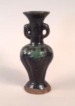 Vase à panse polylobée en céramique émaillée noir et vert,...