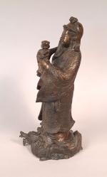 Sujet en bronze, représentant un dignitaire tenant un enfant et...